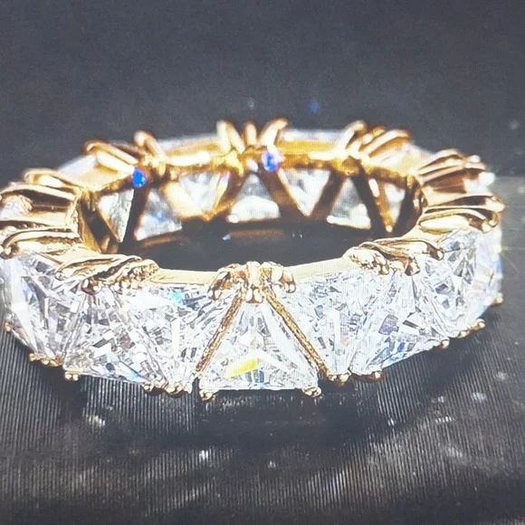 New Elegant Women's Cubic Zirconia Yellow Gold Ring - Picture 2 of 5